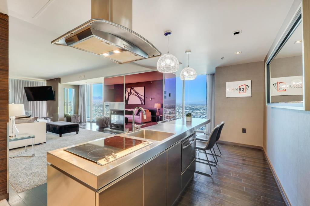 Vegas Palms HIGH 52nd fl. 1BDR corner penthouse 1220sqft