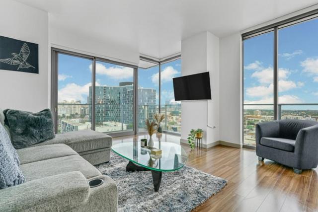 Modern Luxury 2 Bed with Panoramic City Views in Downtown LA