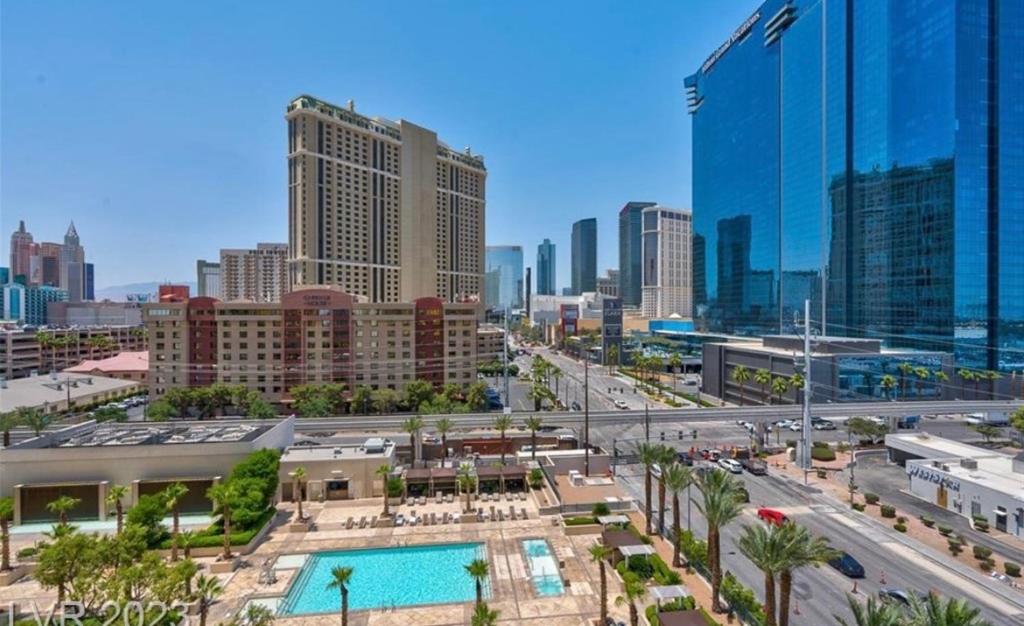 Stunning Balcony Strip View MGM Signature * Free Valet